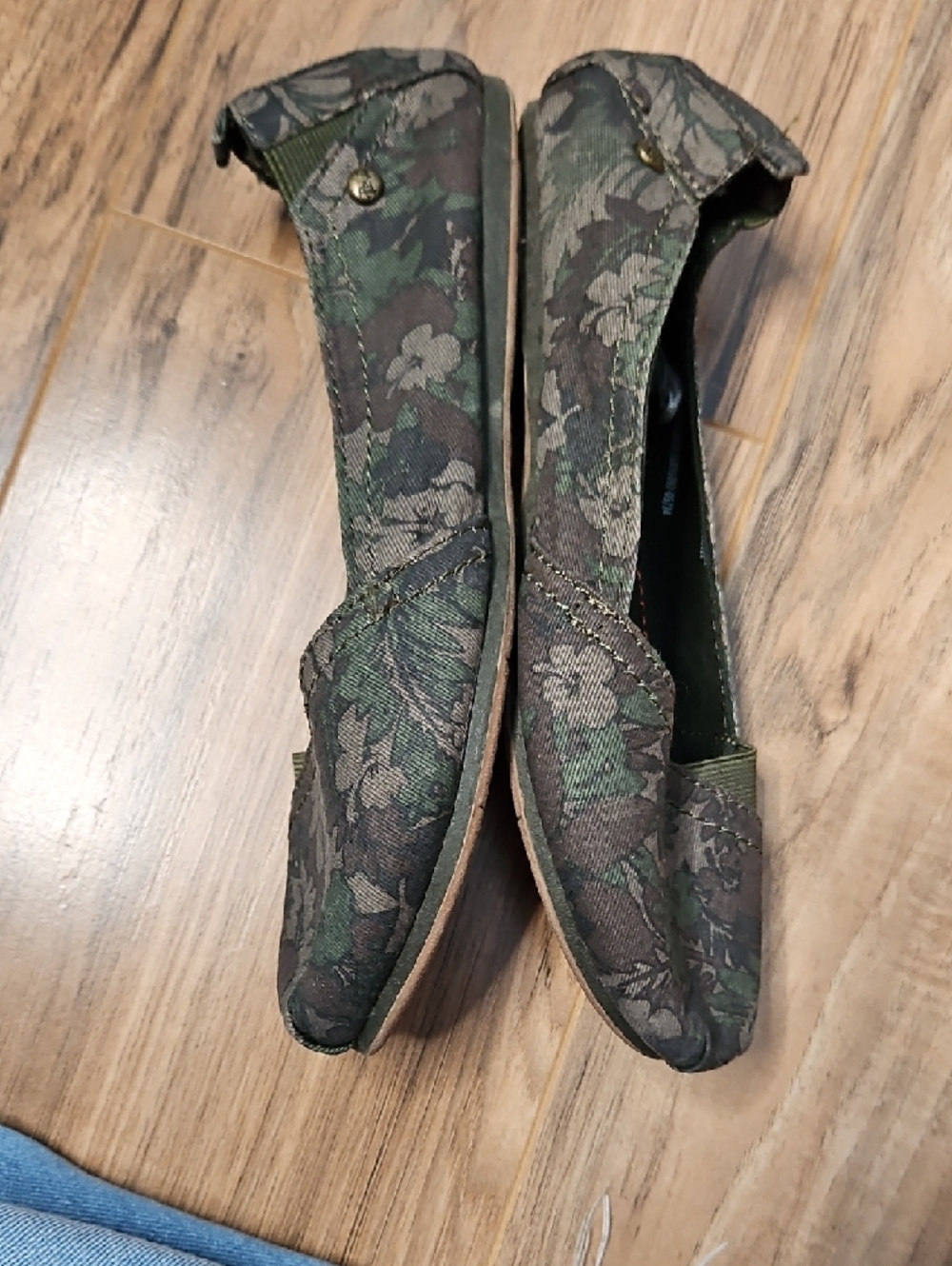 Madlove Women’s Olive Green Floral Ballet Flats 8 - Picture 7 of 11